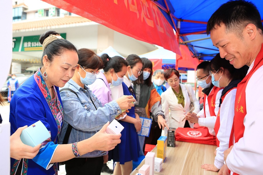 广西食药检所开展普法进社区学雷锋活动