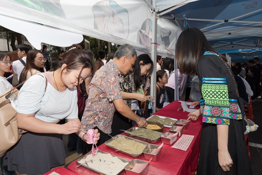 悠悠香囊情，合美相思湖——广西药品检验研究院走进广西民族大学