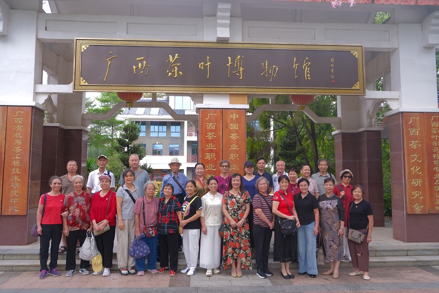 金秋敬老传美德 扎染承韵润桑榆——广西药检院开展退休职工壮族非遗扎染体验活动